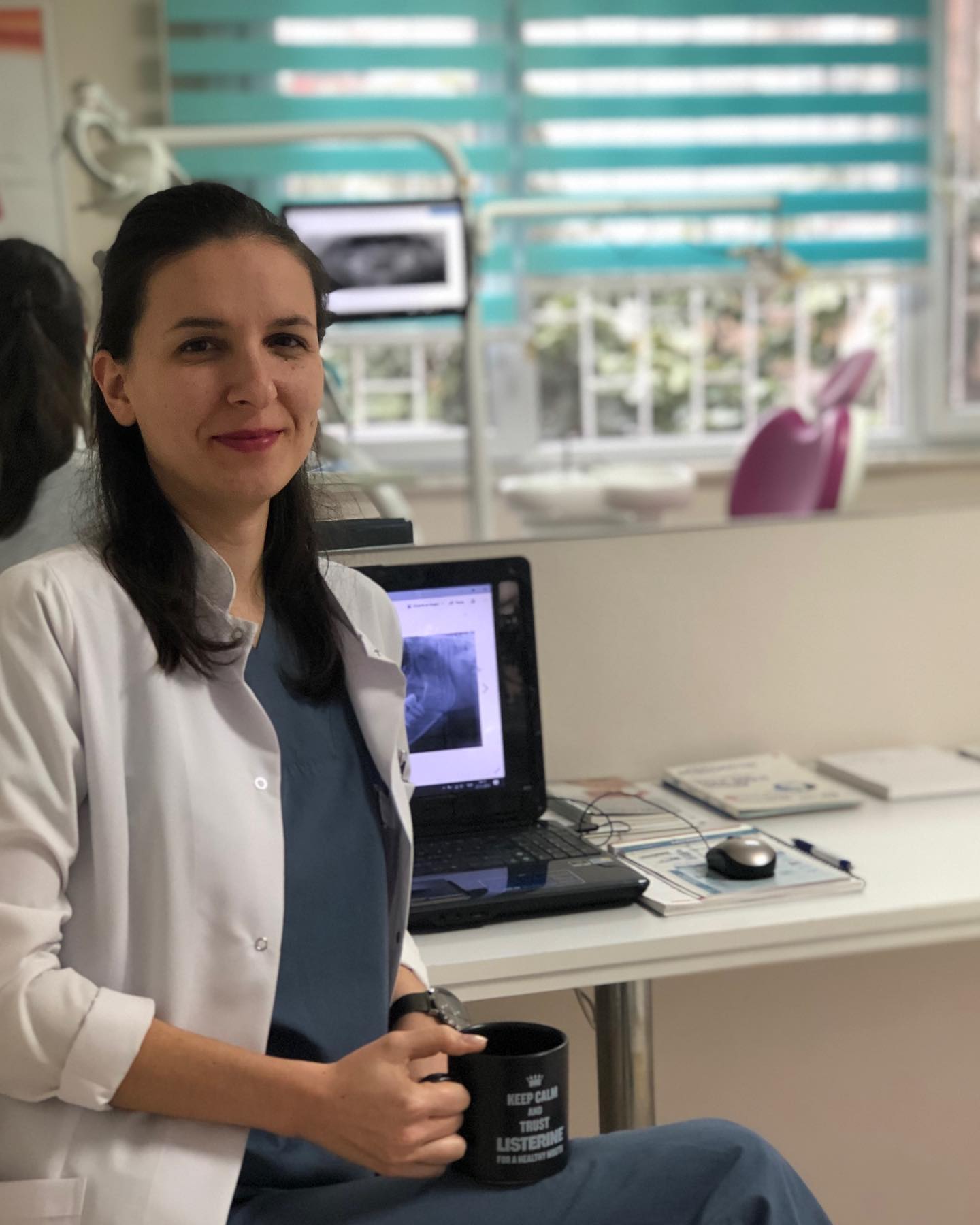 Diş Hekimi Elis Esen’in klinikteki portresi