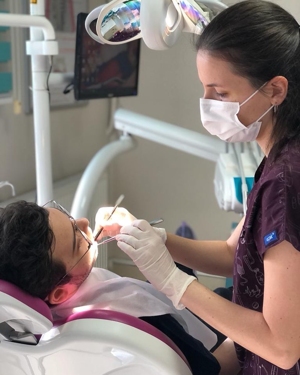 Elis Esen’in klinikte hastasına ağız içi uygulama yapması